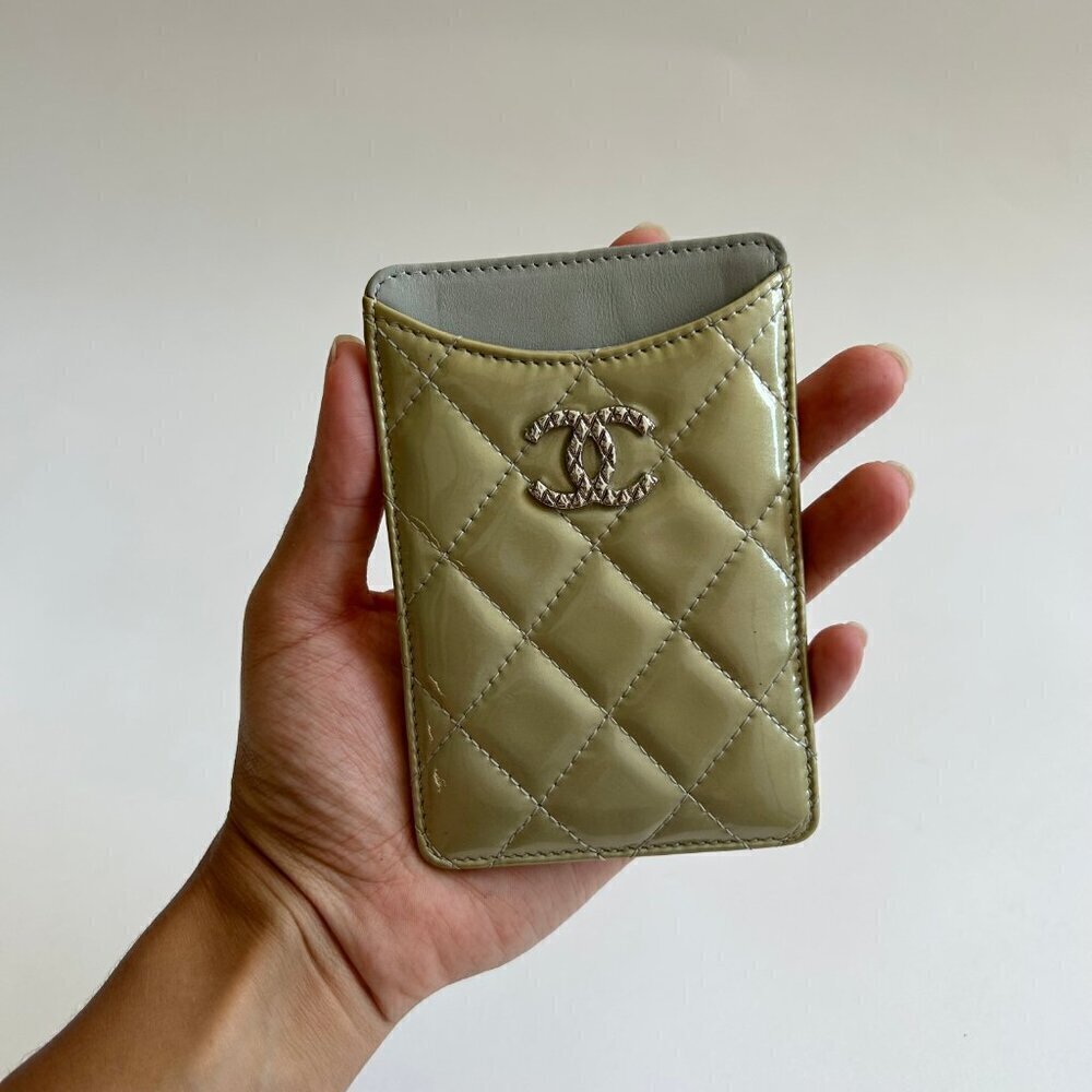 CHANEL PATENT LEATHER QUILTED CC INTERLOCKING LOGO CARD HOLDER - Picture 5 of 7